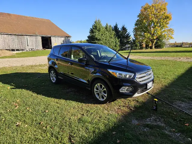 2017 Ford escape SE in Cars & Trucks in Grand Bend - Image 2
