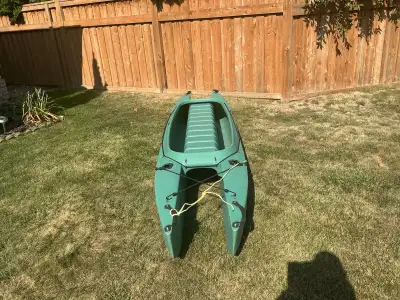 Very stable green catamaran Wavewalk kayak 11 ft 4 in,long,29 in wide weighs 65lbs Load capacity 400...