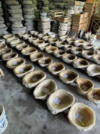 Pour une salle de bain complète, vasques, lavabos en pierre naturel, meubles ou meubles en bois mass...