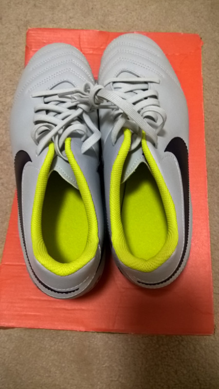 New Nike Tiempo cleats unisex, size 10 for women and 9 for men. in Women's - Shoes in Oshawa / Durham Region - Image 2