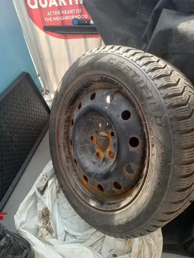 pneus d'hiver en bonne état 2 année utilisé. 205/55R16