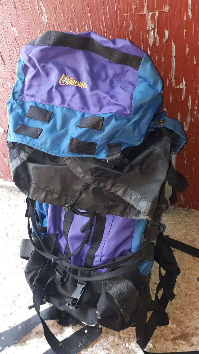 Camping hiking backpack in Fishing, Camping & Outdoors in Muskoka - Image 2