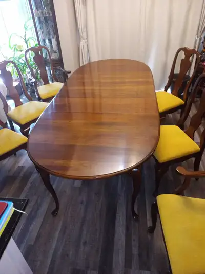 Solid Cherry Crawford Dining Set (9-piece) with Custom Pads, View more