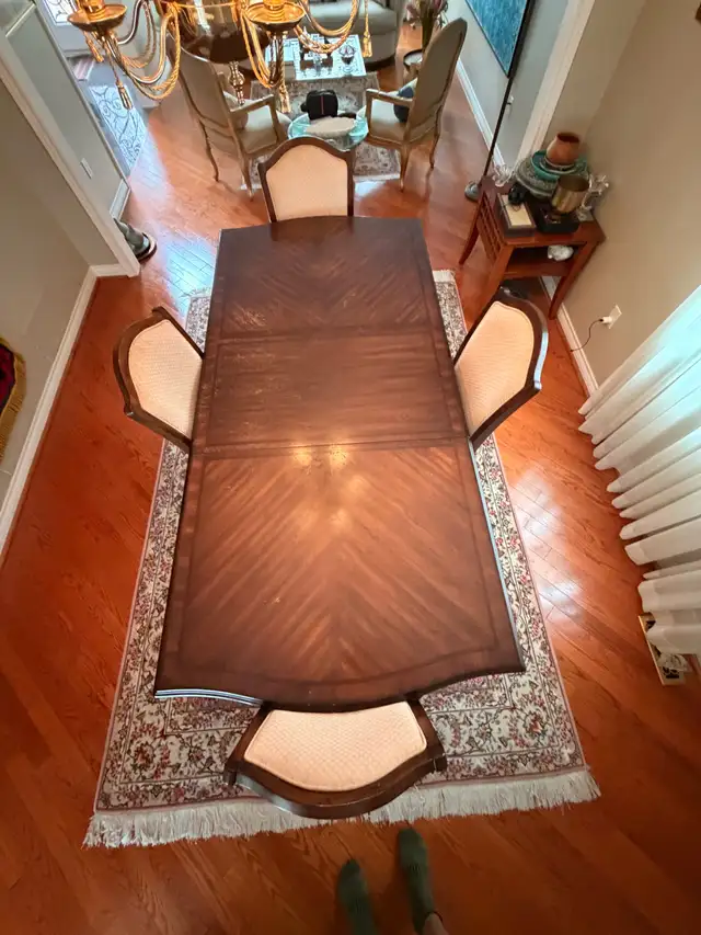 Solid wood Dinning table set - 6 chairs total in Dining Tables & Sets in Markham / York Region - Image 3