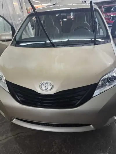 Très bon état fonctionne à 100% et je vend pour acheter une petite voiture. Toyota sienna d’or FWD 2...