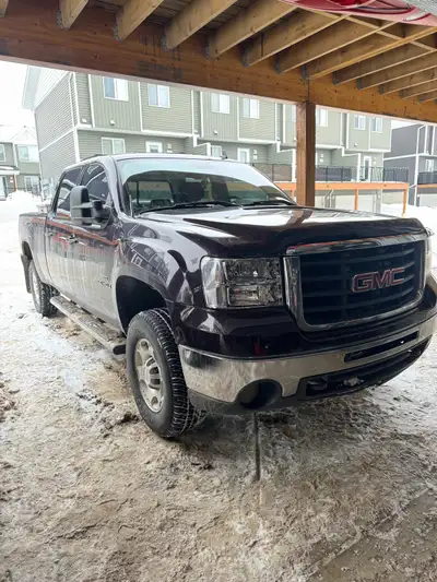 08 lmm Duramax 226,000 km Rusty box Windshield is cracked Fully loaded slt Deleted with ez lynk 75 h...