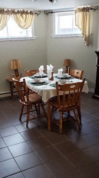Set de cuisineEnsemble de Table + Chaises et Vaisselier