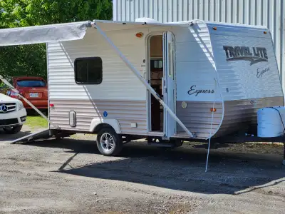 Toy hauler roulotte cargo 16 pieds toilette lavabo poêle gaz chauffage propane et électrique frigo 1...