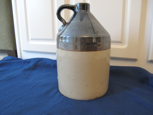 ANTIQUE STONEWARE JUG CROCK - 2 TONE w. HANDLE in Arts & Collectibles in Guelph - Image 2