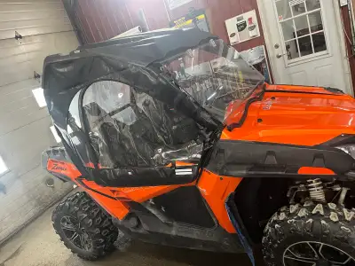 Je vends mon CFMOTO Côte à côte, un véhicule tout-terrain robuste et prêt pour l'aventure. Ce côte à...