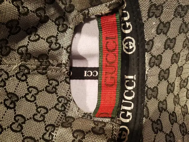 Gucci Hat in Other in Hamilton - Image 5