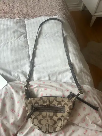 Good quality, glue on one part of strap thrifted it like that, authentic crossbody bag