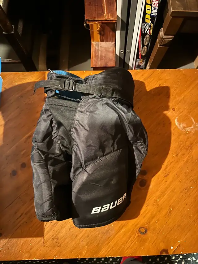 Bauer youth hockey equipment in Hockey in Barrie - Image 4
