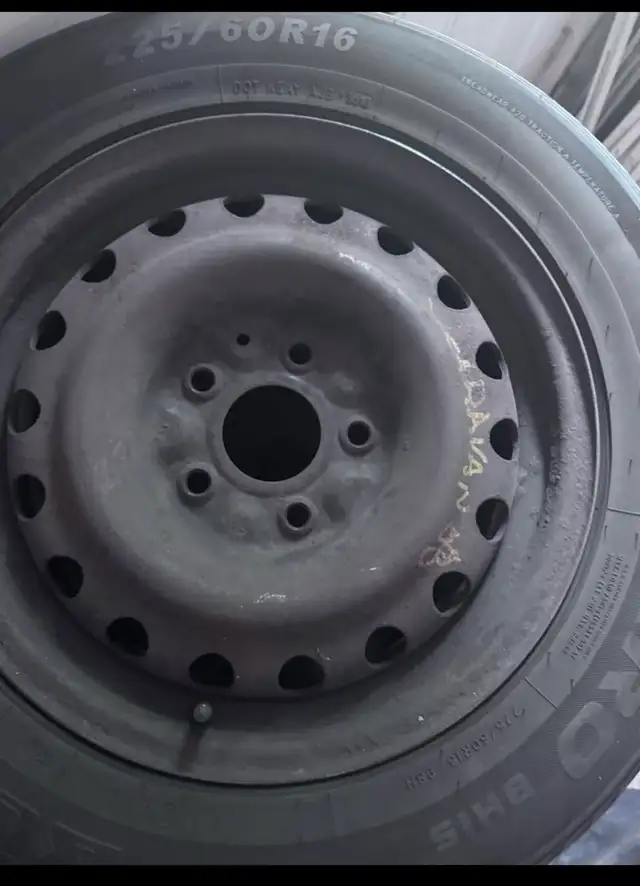 Lot  de 10.  225/60R16 grand caravan été/hiver in ATV Parts, Trailers & Accessories in Shawinigan - Image 4