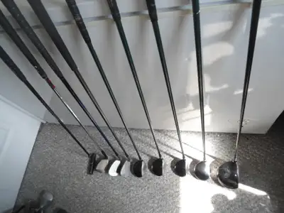 SET OF MEN'S RIGHT HANDED GOLF CLUBS INCLUDING GOLF BAG  41, View more