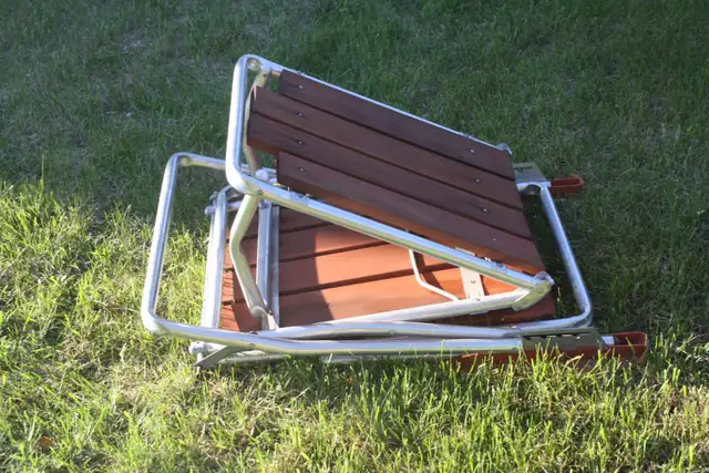 Redwood and aluminum folding chaise lounge in Patio & Garden Furniture in Regina - Image 4