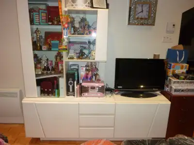 meuble multimedia tv curio display seulement pas de decoration a vendre $500 comme neuve PAS DE DECO...