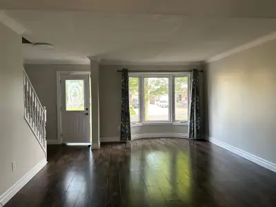 Beautiful 3 bedroom, 2.5 baths semi-detached house in Argyle, London available March 1st. 1250sqf+60...