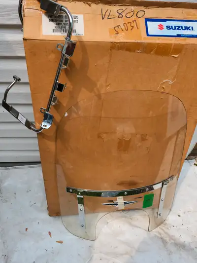 Pare brise o.e.m. C50, VL800 Avec braket fixé au frame