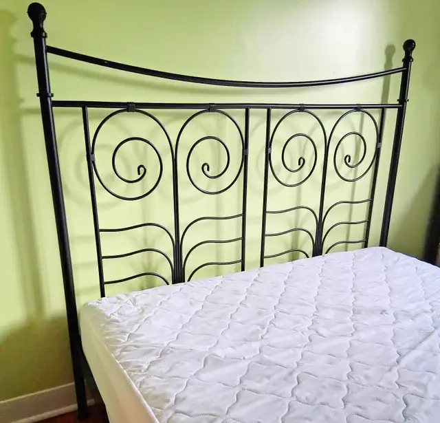 Grand Lit en metal format Queen - Norsund IKÉA – 325$ in Beds & Mattresses in Longueuil / South Shore - Image 5