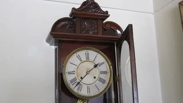 FANTASTIC LG ANTIQUE 1909 WATERBURY PICTOU 50“ 8 DAY WALL CLOCK in Home Décor & Accents in Ottawa - Image 6