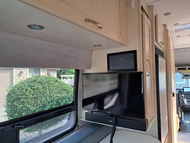 2021.5 Pleasure-Way Ontour 2.2 Class-B Motorhome in RVs & Motorhomes in Penticton - Image 8