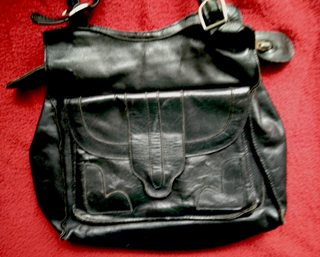 Sac noir en cuir; 2 soufflets; 2 anses; pochette externe dans Autre  à Longueuil/Rive Sud