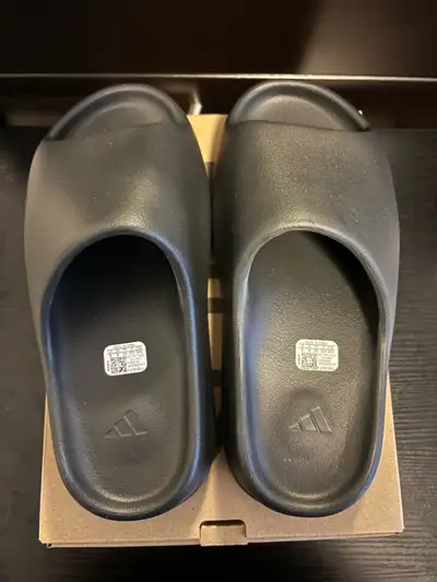 Yeezy Slide Onyx size 9, View more