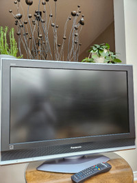 PANASONIC TC-32LX70 32" 16:9 HDTV READY LCD TELEVISION WITH BASE