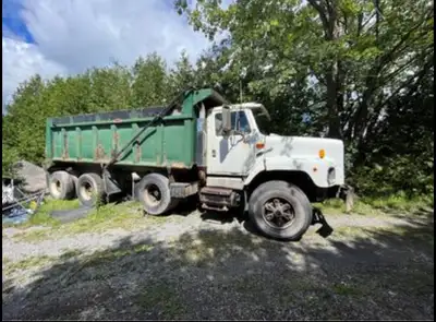 52600 18 Speed N14 - 435 Cummins motor 900,000KM 19 1/2 foot box Air tarp Air tailgate Located in Gr...