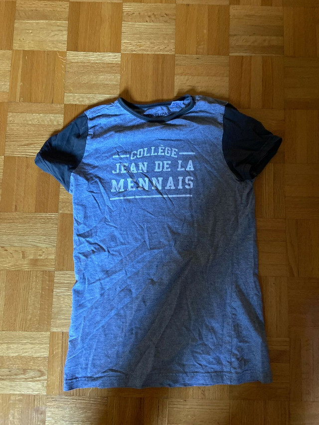 T-shirt small fille jean-de-la-mennais dans Femmes - Hauts et vêtements d'extérieur  à Longueuil/Rive Sud