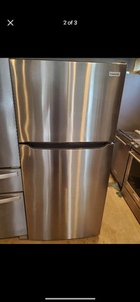 FRIGIDAIRE APARTMENT SIZE 28 w 60h fridge top freezer