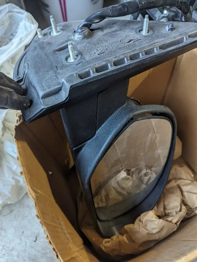 GMC Yukon passenger side mirror in Other in Barrie - Image 2