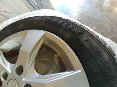 4 pneus d'hiver sur roue en très bon état. À l'achat, les pneus (sans rim) ont coûté 830,00$ avant l...