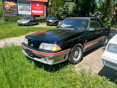 5 L V8 automatic, air-conditioning power windows, power locks, cruise control nice rest free car, go...