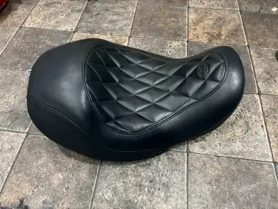 I am selling a gently used Mustang Wide Trip Solo Seat with a Diamond Stitch pattern, designed for D...