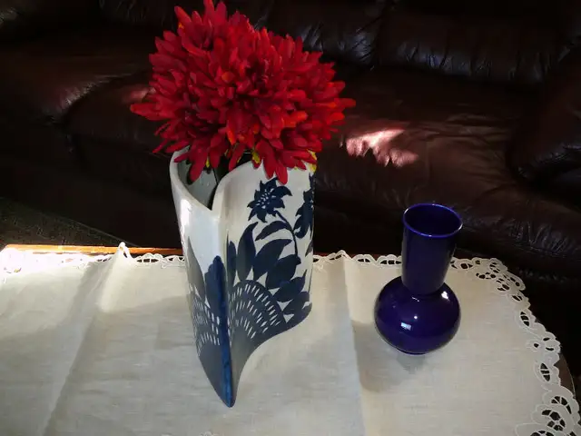 vase décoratif en céramique de forme larme, blanc&bleu 11"x11"63436969834627122