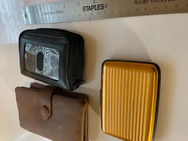 Small Wallets Lot in Women's - Bags & Wallets in Chilliwack - Image 3