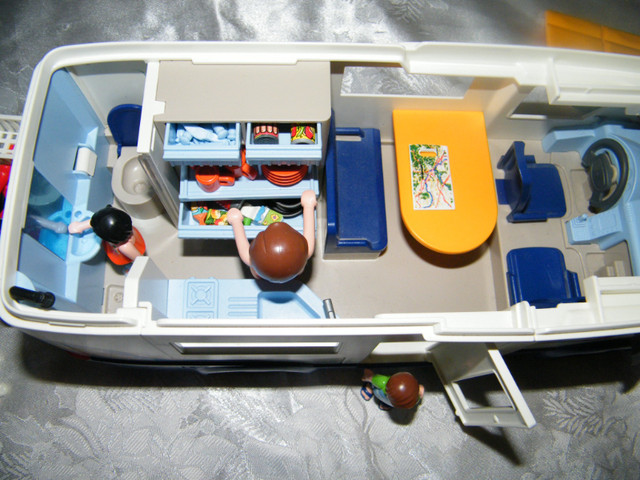 Playmobil Winnibago blanc/marine dans Jouets et jeux  à Laval/Rive Nord - Image 2