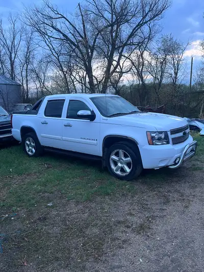 2009 Chevy avalanche . 5.3 v8 auto trans , runs and drives good leather seats , sunroof , … 392,788...