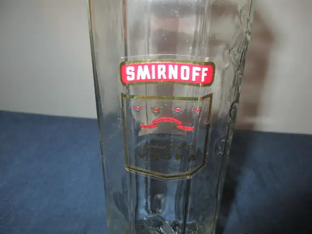 COLLECTIBLE SMIRNOFF VODKA BOTTLE-750 ML-DECANTER-SIGNATURE-RARE in Arts & Collectibles in Laval / North Shore - Image 5