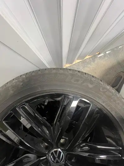 Used for 1 month, great condition. All season tires 17’ the price is negotiable.