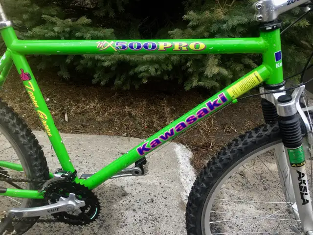 Beau Vélo de montagne Kawasaki, presque neuf avec accessoires in Mountain in City of Montréal - Image 5