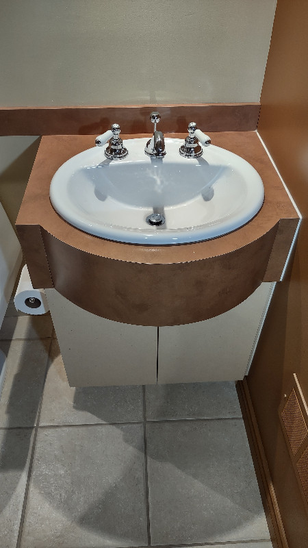 vanité, lavabo ovale et robinet dans Articles pour la salle de bains  à Laval/Rive Nord