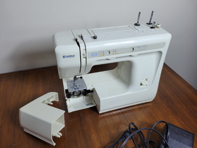 Kenmore 385 Free Arm Sewing Machine in Hobbies & Crafts in Cole Harbour - Image 3