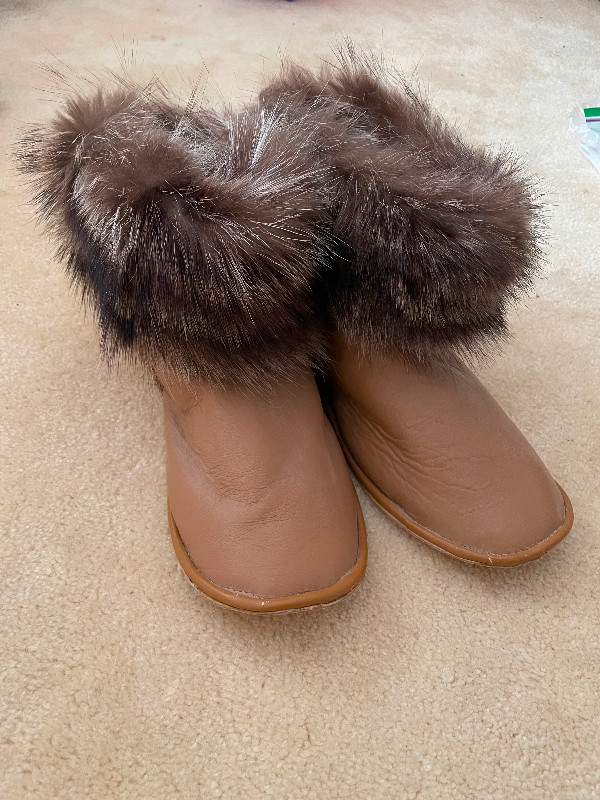 Handmade leather fur lined moccasins/ slippers dans Femmes - Chaussures  à Ville de Montréal - Image 4