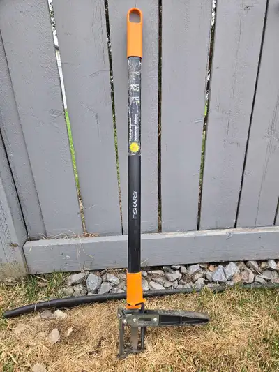 This Fiskars stand-up weeder allows you to easily remove weeds without chemicals or straining your b...