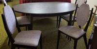 Table ovale en noyer avec 4 chaises.