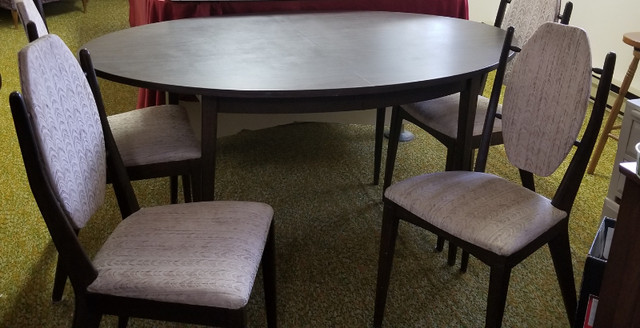 Table ovale en noyer avec 4 chaises. dans Mobilier de salle à manger et cuisine  à Granby