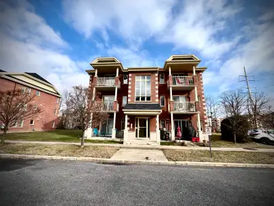 ***DISPONIBLE POUR LE 1er JUILLET*** (Possibilité de louer à partir du 1er mai) Très beau condo 4 1/...